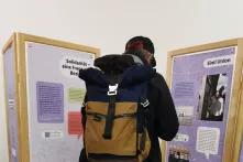Eine Person betrachtet Banner der Ausstellung