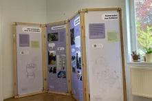 Vier Banner sind zu sehen zu den Themen: Sich verbünden, nicht bevormunden; Opferperspektive, good night white pride, Kameraden aus Kaltland