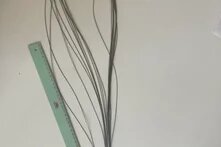 Stahlseile neben eine Lineal.