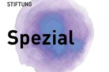 Böll Spezial steht vor einem blauen aus Wasserfarbe verlaufendem Punkt