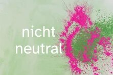 nicht neutral vor grünem und pinken Puder