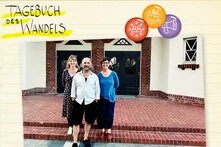 Vorstand des Vereins Kulturkino Zwenkau vor dem Gebäude fotografiert