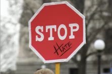 Auf einem Stoppschild steht "stop hate"