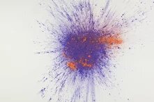 ein lila Farbkleks mit roten Punkten