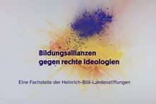 "Bildungsallianzen gegen rechte Ideologien – eine Fachstelle der Heinrich-Böll-Landesstiftungen" steht vor gelben und violetten Puderflecken