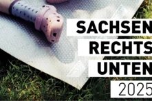 Beine auf einer Isomatte im Gras. 