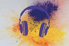 blaue Kopfhörer vor Lila und gelben Puder