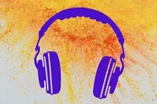 ein Kopfhörer vor gelbem Puder