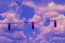 rote Ampeln vor blauen Himmel mit leichter Bewölkung