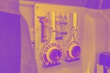 Zwei Signale, auf denen "Halt, Feuerwehr!" steht, sind an einer Wand befestigt