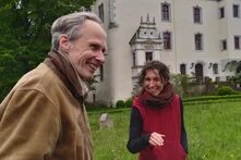 Schlossherr Eike von Watzdorf und Claudia Clemens vor Schloss Heynitz