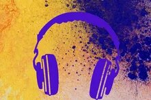 ein lila Kopfhörer vor gelb-blauem Puderhintergrund