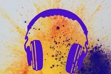ein violetter Kopfhörer vor bunten Hintergrund