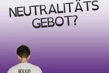 ein Jugendlicher mit einem Tshirt, auf dem steht "keep ist together" steht unter der Aufschrift "Neutralitätsgebot"