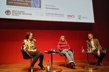 Ricarda Lang (Mitte) und Steffen Mau (rechts) auf dem Podium gemeinsam mit Moderatorin Doreen Reinhard.