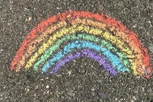 mit kreide gemalter Regenbogen auf Asphalt