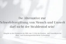 Auf weißer Wand mit Schatten ein Zitat aus einer Eingabe an den Ministerrat der DDR: Die Alternative zur Schwefelvergiftung von Mensch und Umwelt darf nicht der Strahlentod sein!