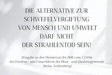 Auf weißer Wand mit Schatten ein Zitat aus einer Eingabe an den Ministerrat der DDR: Die Alternative zur Schwefelvergiftung von Mensch und Umwelt darf nicht der Strahlentod sein!