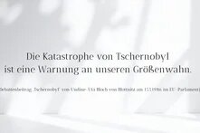 Weiße Wand mit Schatten. Darauf das Zitat von Debattenbeitrag „Tschernobyl“ von Undine-Uta Bloch von Blottnitz am 15.05.1986 im Europäischen Parlament: Die Katastrophe von Tschernobyl ist eine Warnung an unseren Größenwahn.