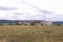 Bick auf die AKW-Baustelle mit einigen Betonmauern