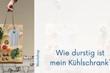 Einkaufstüte mit Produkten. Darunter Abdrücke eines nassen Fußes