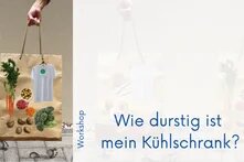 Einkaufstüte mit Produkten. Darunter Abdrücke eines nassen Fußes