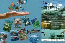 Hand unter Wasserhahn. Es kommen DinA1-Plakate geflossen