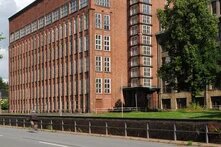 Stark kanalisierter ungwitzbach zwischen Strumpffabrik und Bundesstraße