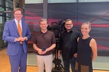 Gruppenfoto (v.r.n.l.): Umweltminister von Breitenbuch, Andreas Rook (MDR), Autor und Investigativjournalist Uwe Ritzer, Grit Ebert (Weiterdenken)