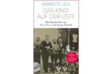 Buchcover: Das Kind auf der Liste Die Geschichte von Willy Blum und seiner Familie Autor:in: Annette Leo. Auf dem Bild: Willy Blum und seine Familie