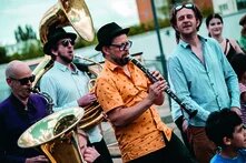 Die Brassband Banda Comunale spielt, zu sehen sind Menschen, die verschiedene Instrumente spielen. 