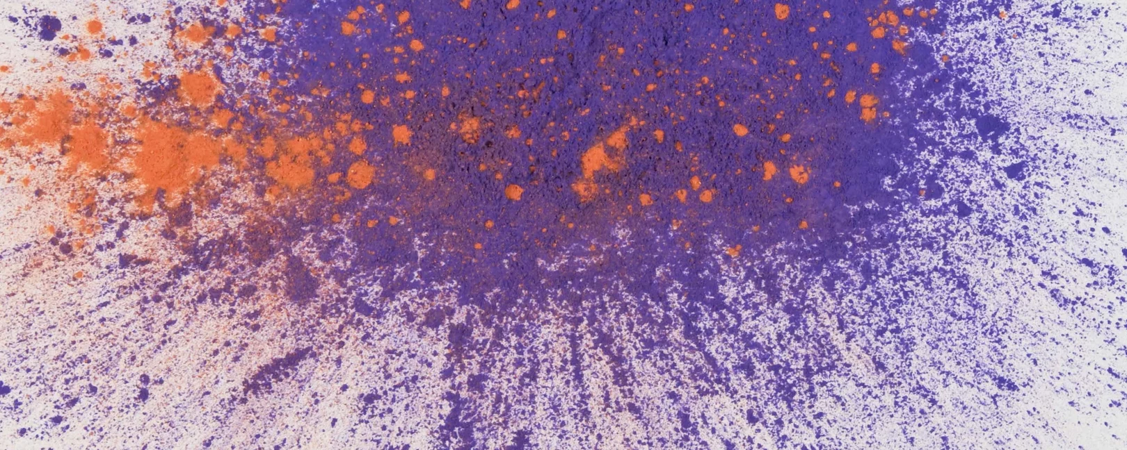 roter Tupfen auf Lila (Puder)