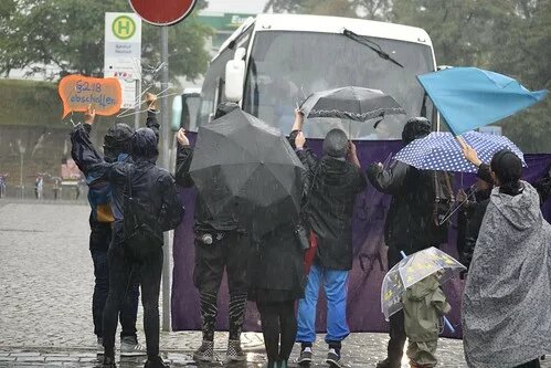 Pro Choice-Aktivist*innen blockieren die Busabfahrt von Kaleb nach Berlin zum "Marsch für das Leben" (2016)