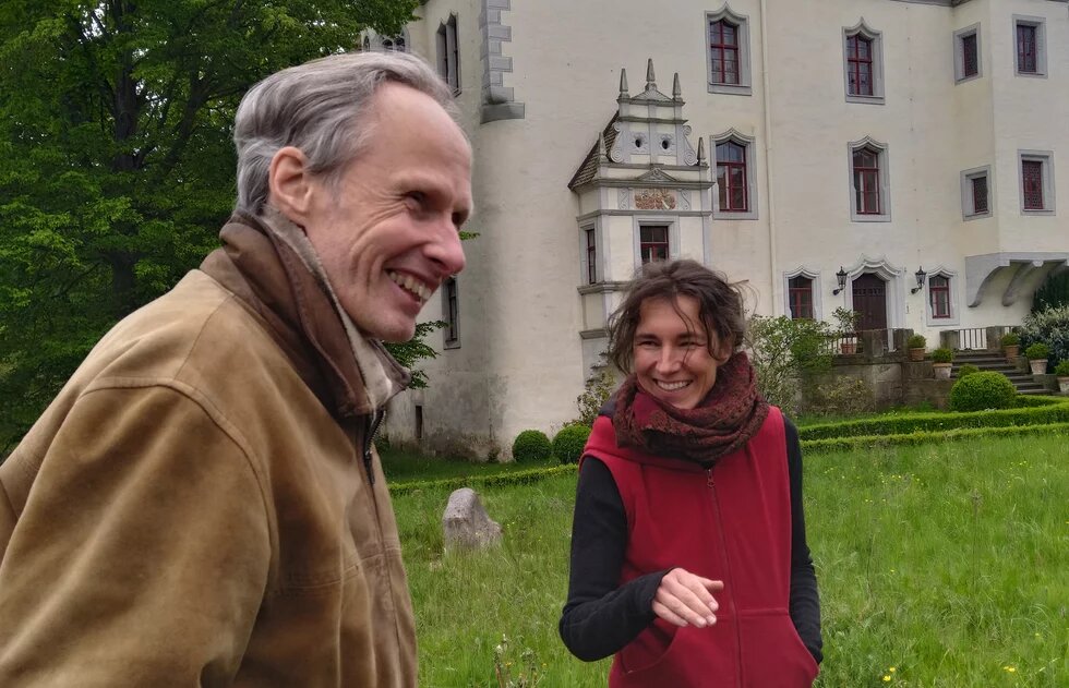 Schlossherr Eike von Watzdorf und Claudia Clemens vor Schloss Heynitz