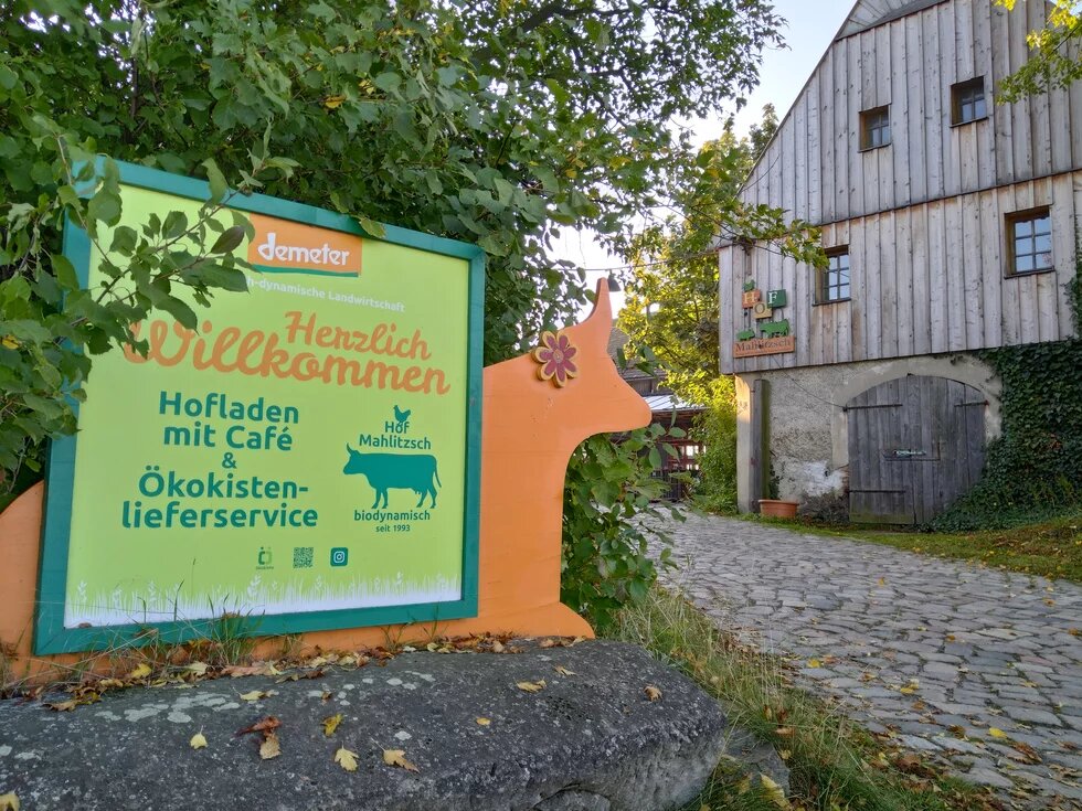 Einfahrt Hof Mahlitzsch mit Hinweise auf Direktvermarktung