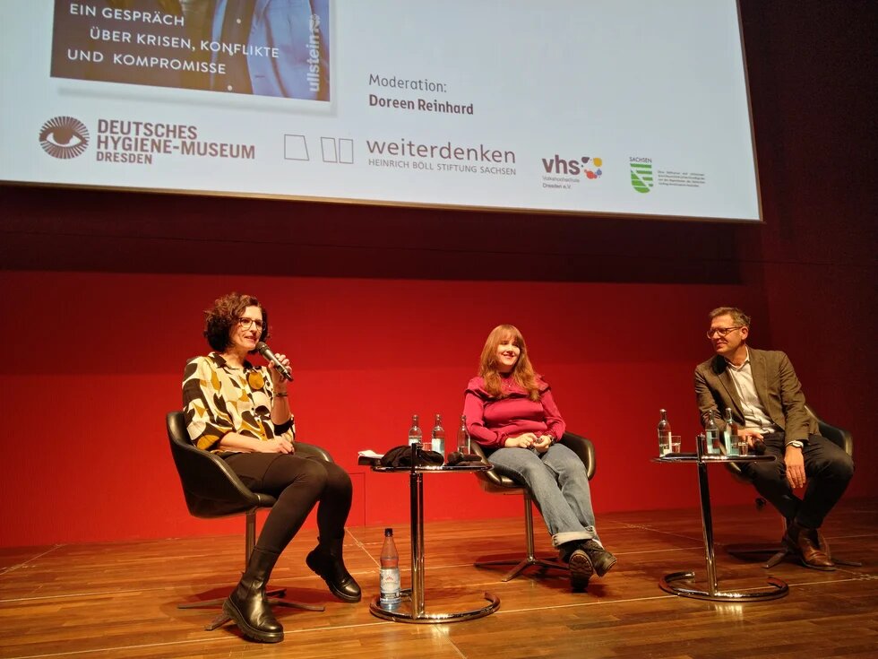 Ricarda Lang (Mitte) und Steffen Mau (rechts) auf dem Podium gemeinsam mit Moderatorin Doreen Reinhard.