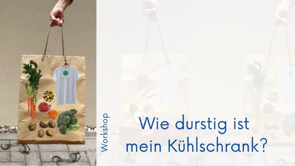Einkaufstüte mit Produkten. Darunter Abdrücke eines nassen Fußes