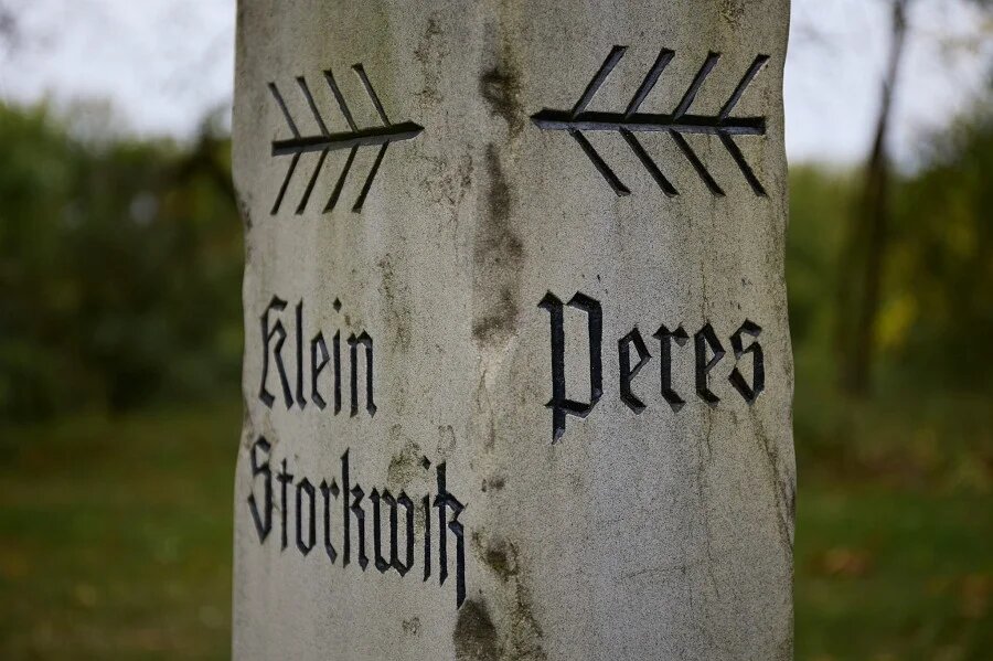 Wegweiser u.a. nach Peres