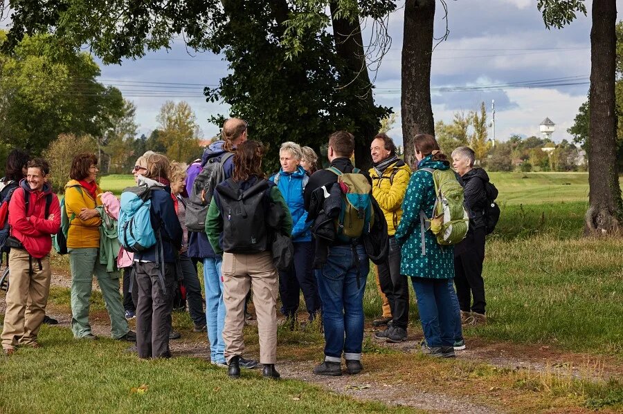 Wandergruppe im Grünen