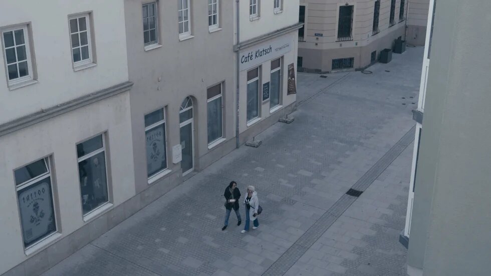 Zwei Personen unterhalten sich auf der Straße